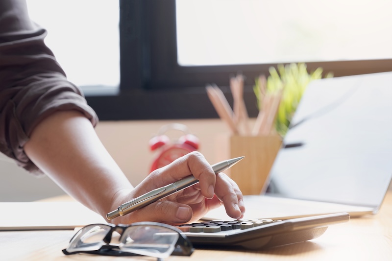 Närbild på revisorarbete Uddevalla