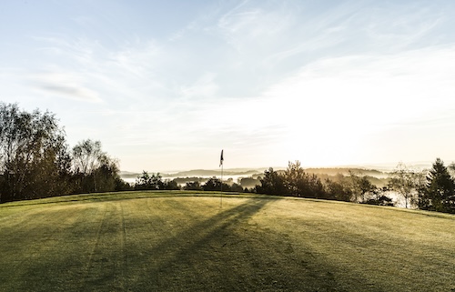 Härlig vy mot green på Tjörns golfklubb